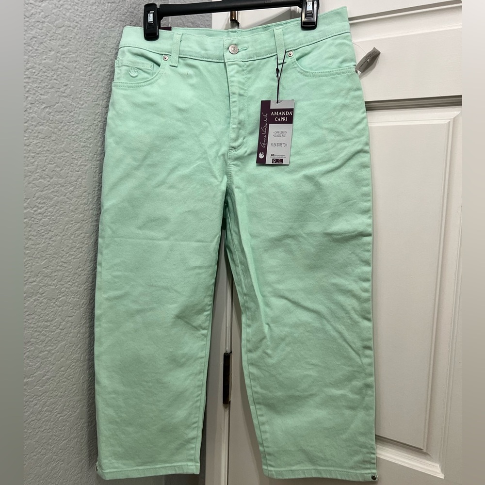 NWT Gloria Vanderbilt capris